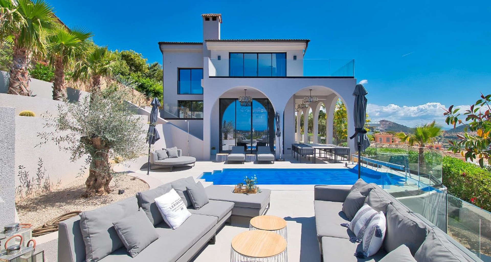KROHN & LUEDEMANN Excepcional villa en Santa Ponsa con vistas panorámicas al mar en venta Front