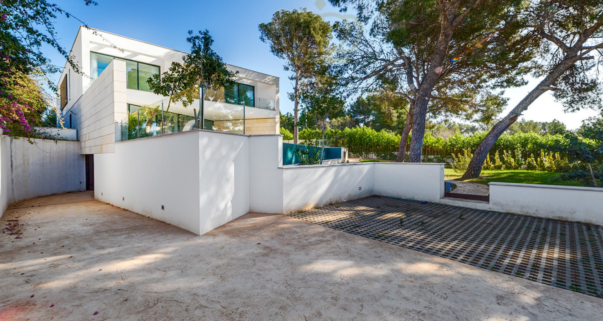 KROHN & LUEDEMANN Minimalistic new build villa near Port Adriano for first owner occupancy 