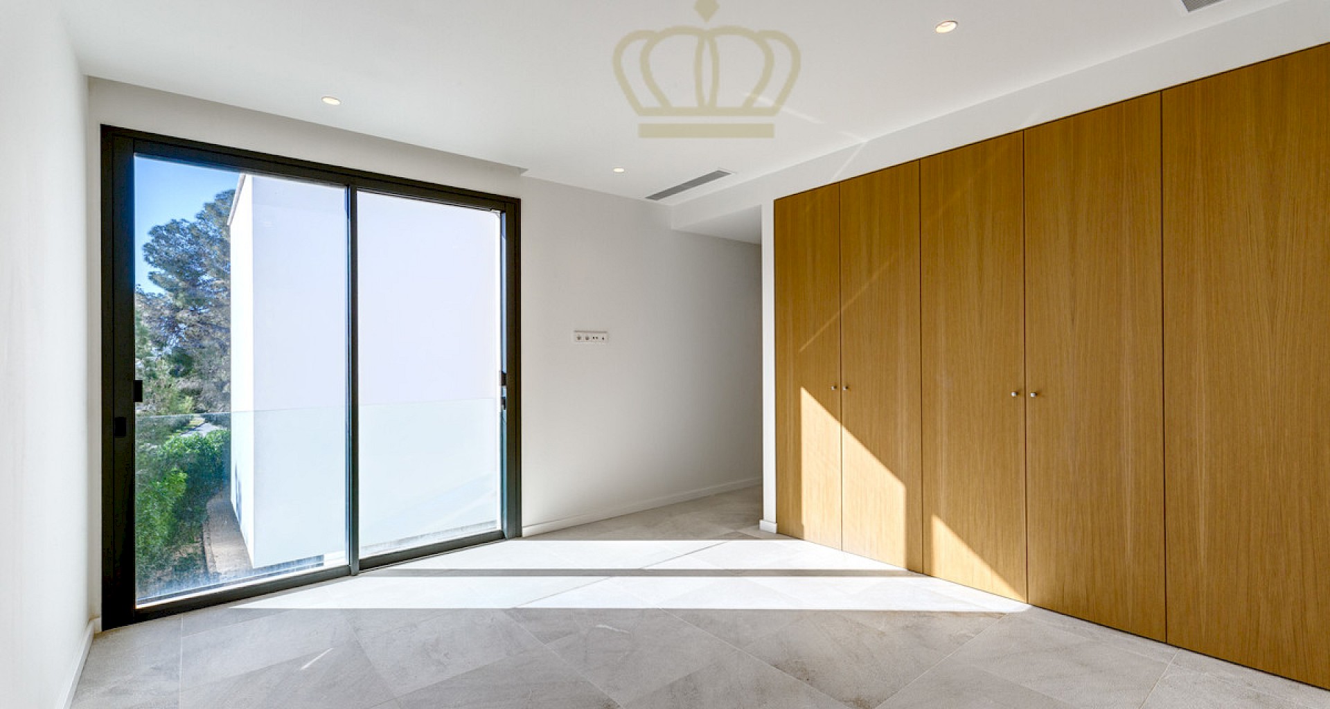 KROHN & LUEDEMANN Villa minimalista de nueva construcción cerca de Port Adriano para primera ocupación 