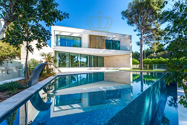 Minimalistic new build villa near Port Adriano for first owner occupancy