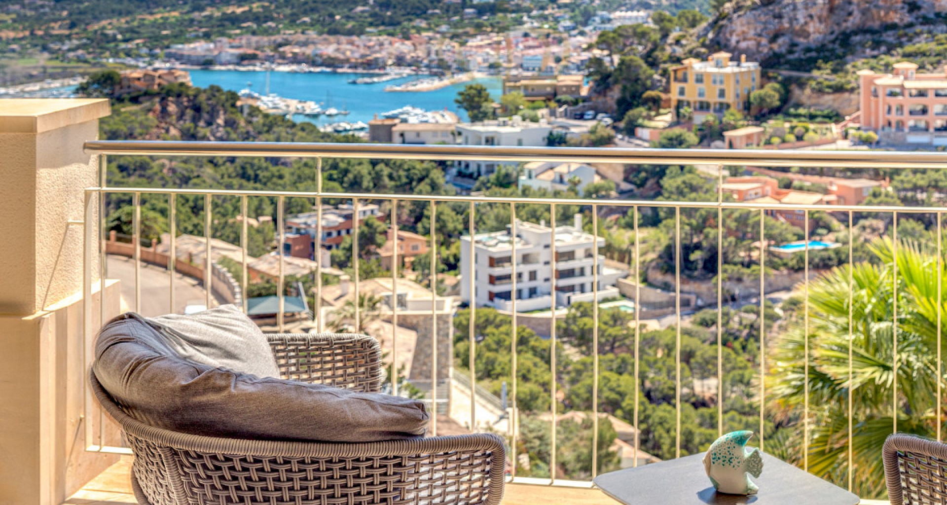 KROHN & LUEDEMANN Luxus Apartment in Puerto de Andratx mit Blick über den Hafen und das Meer 