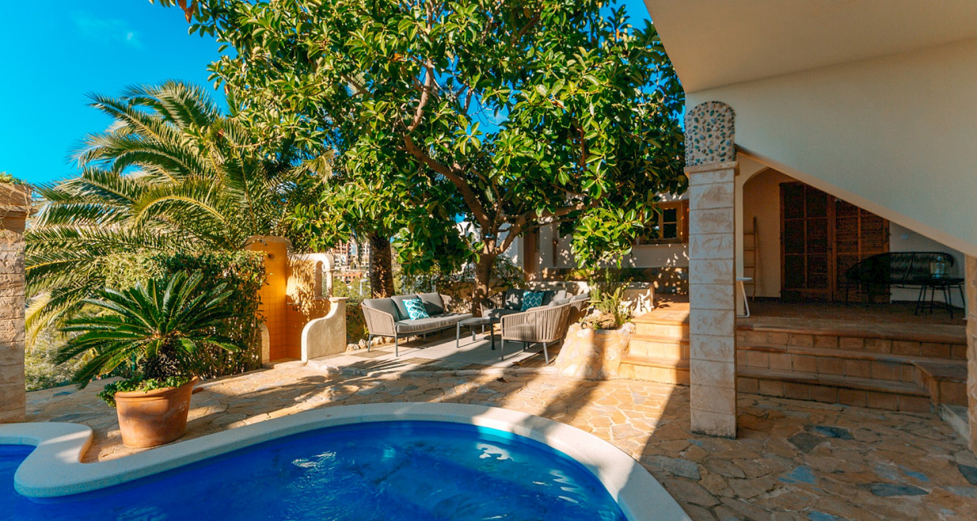 KROHN & LUEDEMANN Mediterrane Villa in Puerto de Andratx mit Blick in die Cala Llamp zu vermieten 