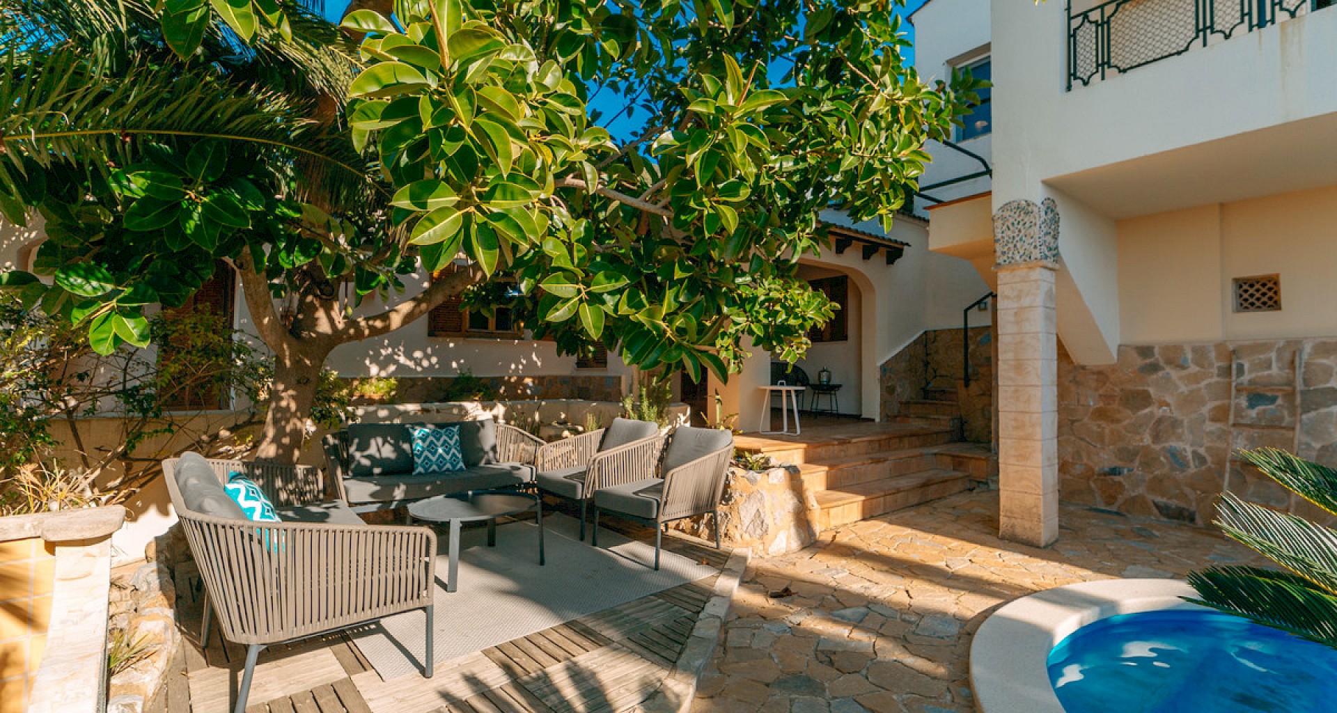 KROHN & LUEDEMANN Mediterrane Villa in Puerto de Andratx mit Blick in die Cala Llamp zu vermieten 