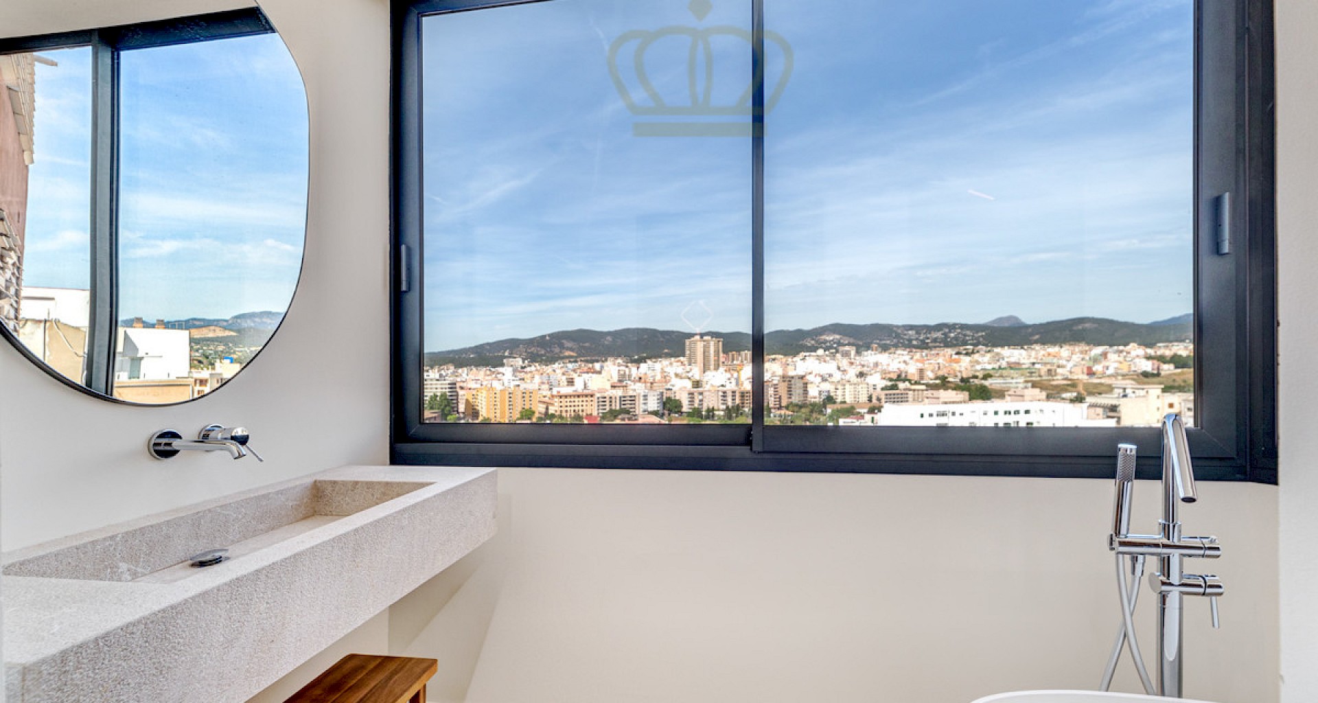 KROHN & LUEDEMANN Appartement de luxe rénové à Palma centre avec vue sur la mer 