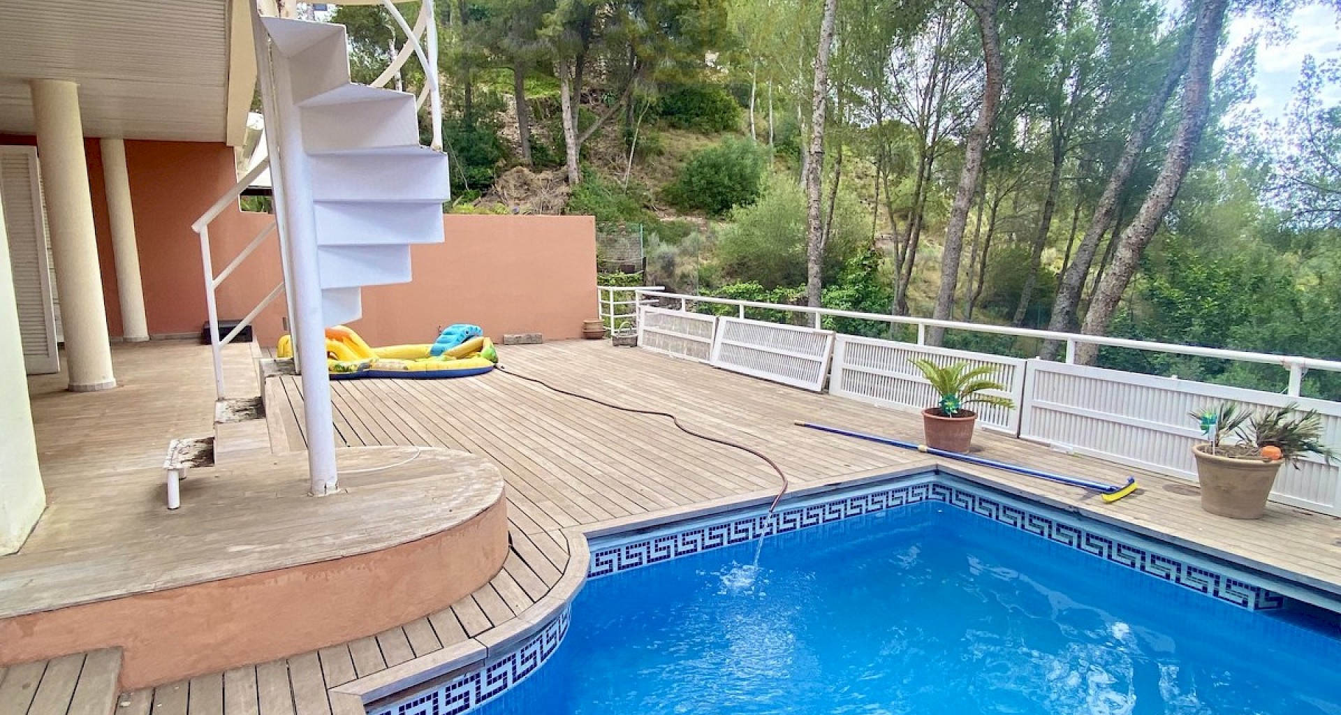 KROHN & LUEDEMANN Duplex flat with pool for renovation in Bendinat near Palma 