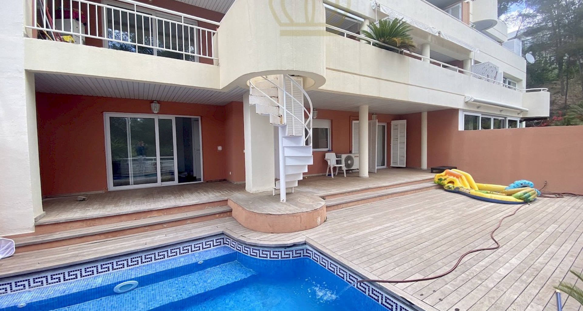 KROHN & LUEDEMANN Appartement duplex avec piscine à rénover à Bendinat près de Palma 