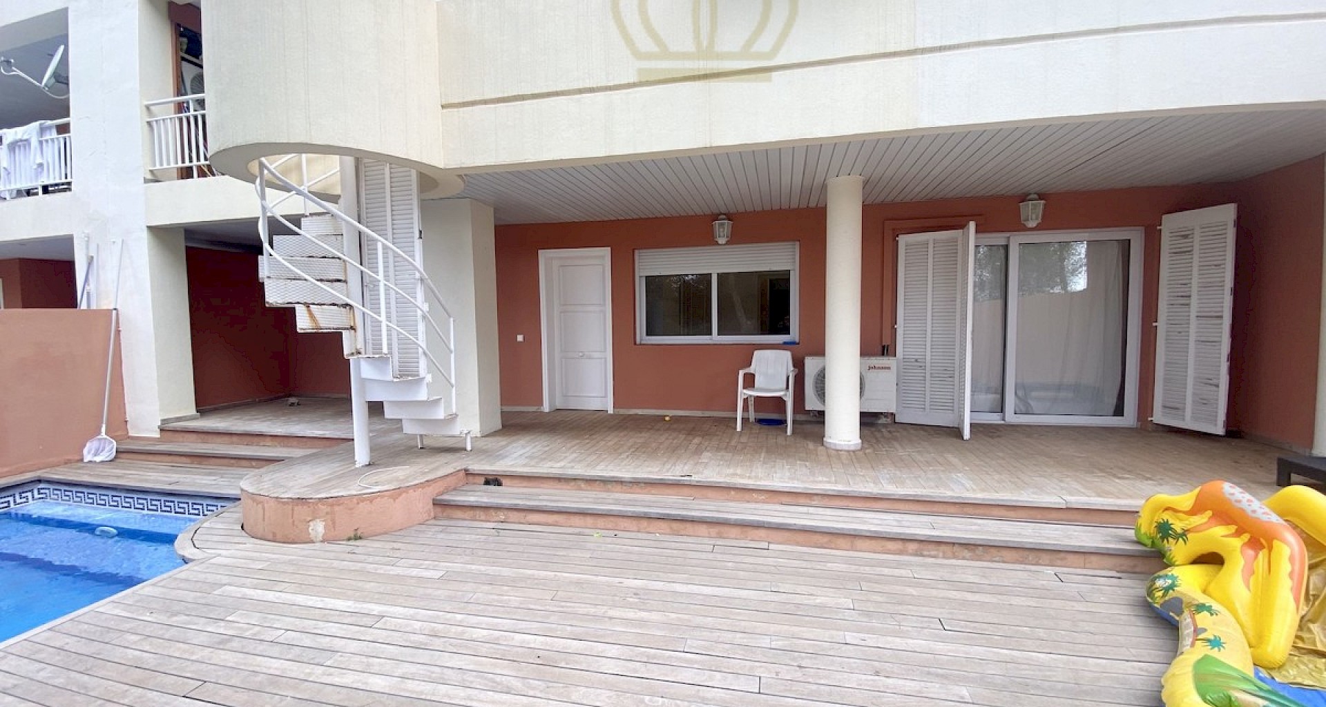 KROHN & LUEDEMANN Duplex flat with pool for renovation in Bendinat near Palma 