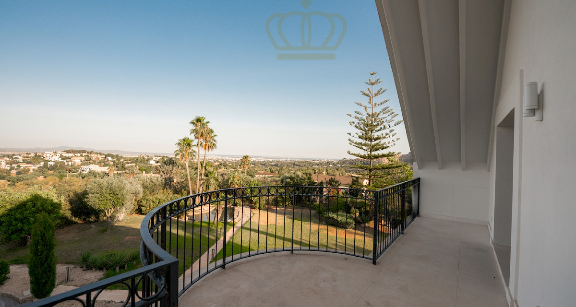 KROHN & LUEDEMANN Great villa property with views over Palma and large property 
