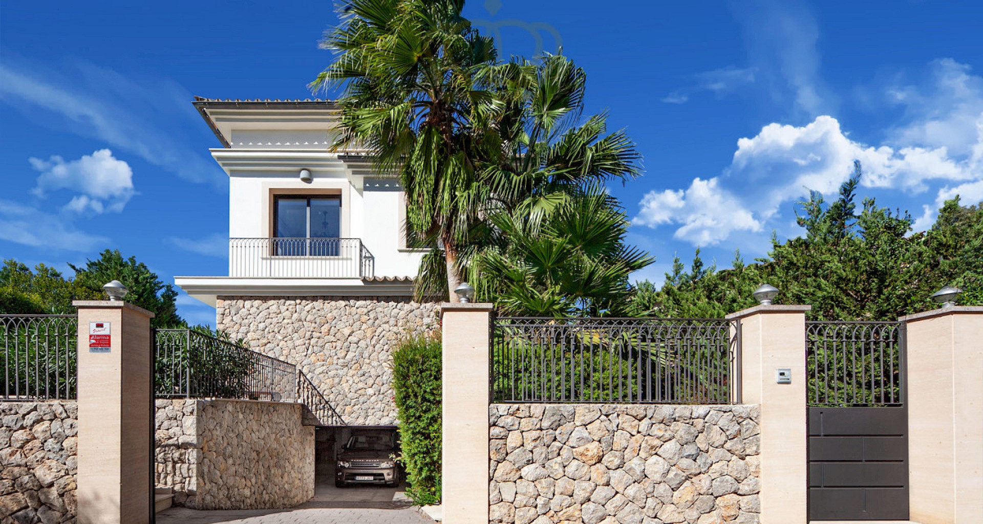 KROHN & LUEDEMANN Beautiful Mediterranean villa on the harbour of Port Andratx 