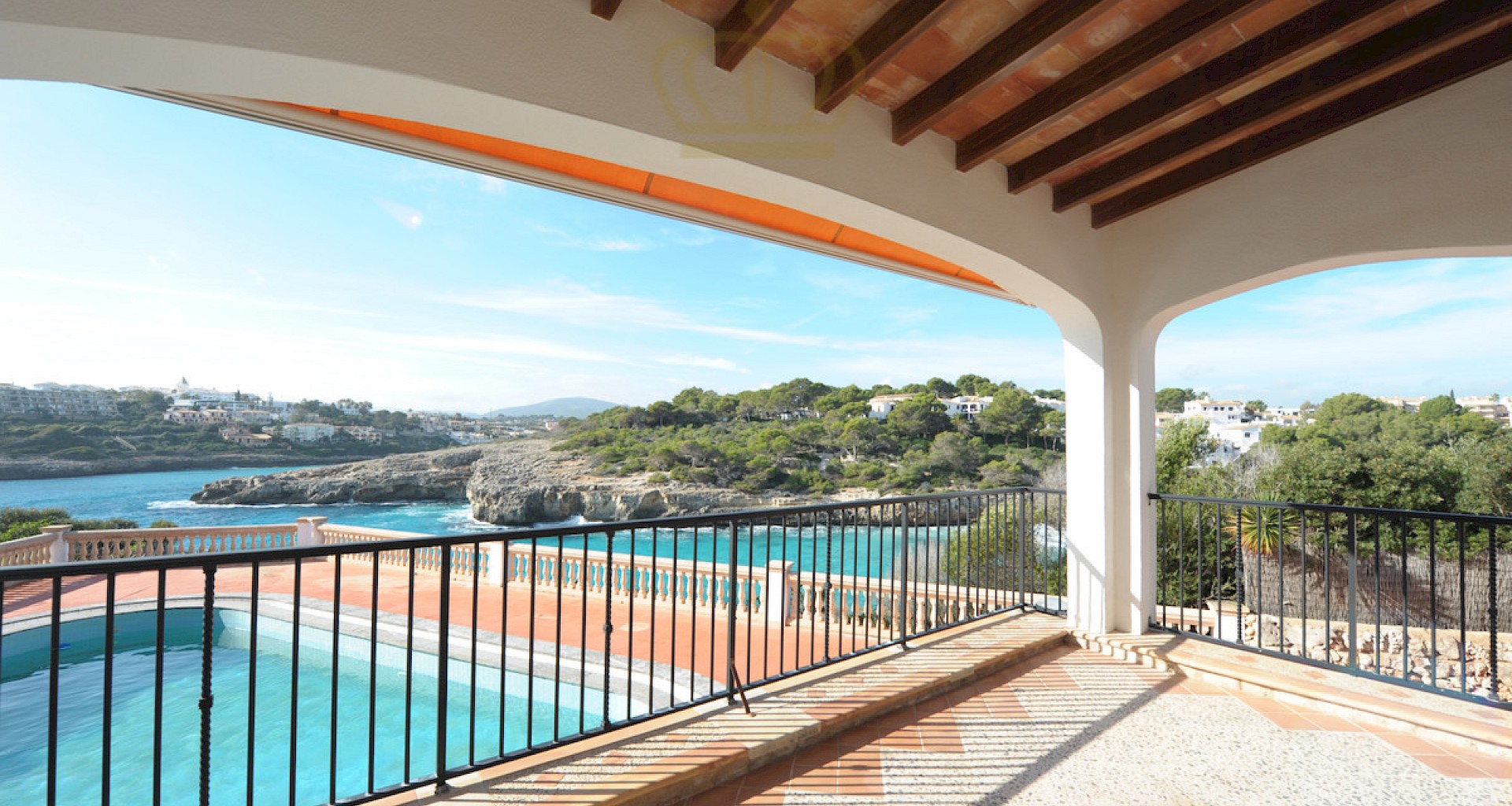 KROHN & LUEDEMANN Mediterranean villa in first sea line Porto Cristo with holiday rental licence 