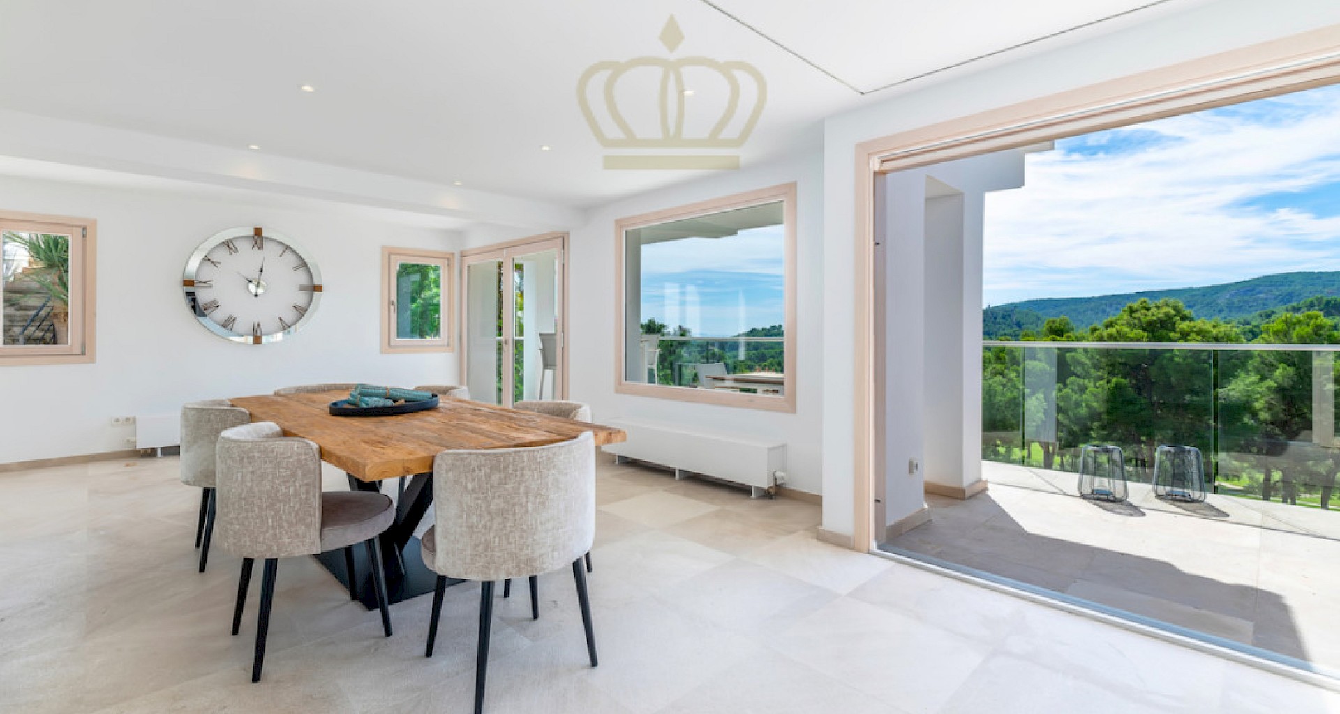 KROHN & LUEDEMANN Villa élégamment rénovée à Son Vida avec de superbes vues sur le parcours de golf et la mer. 