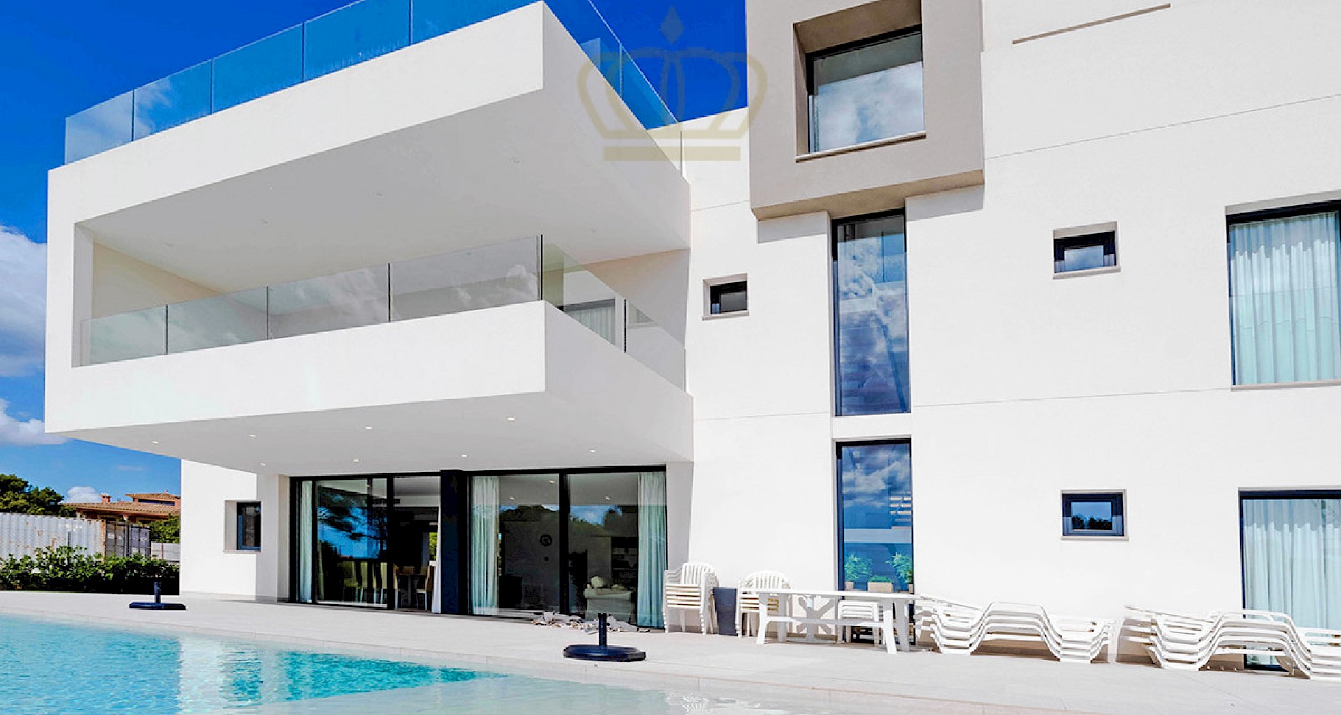 KROHN & LUEDEMANN Top villa moderne à Puig de Ros avec jardin et vue sur la mer 