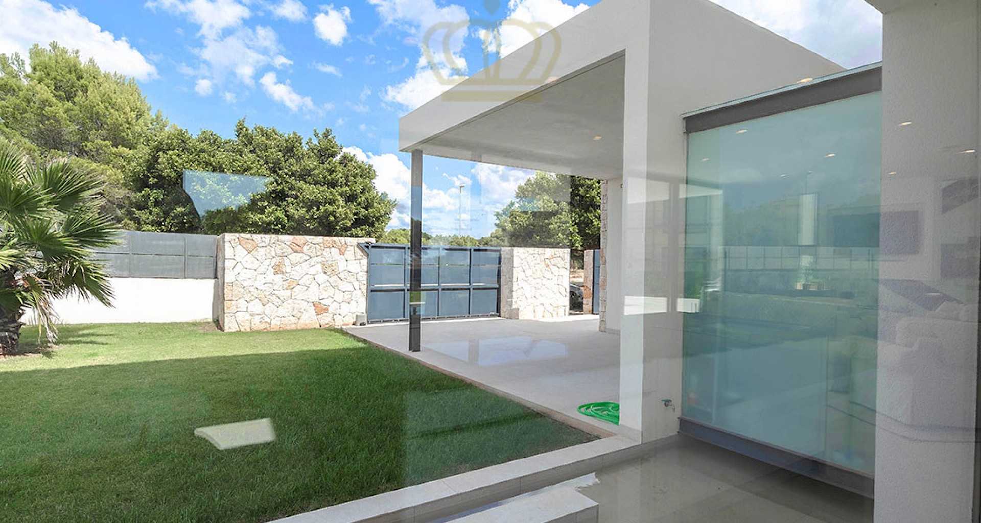 KROHN & LUEDEMANN Moderne Top Villa in Puig de Ros mit Garten und Meerblick 