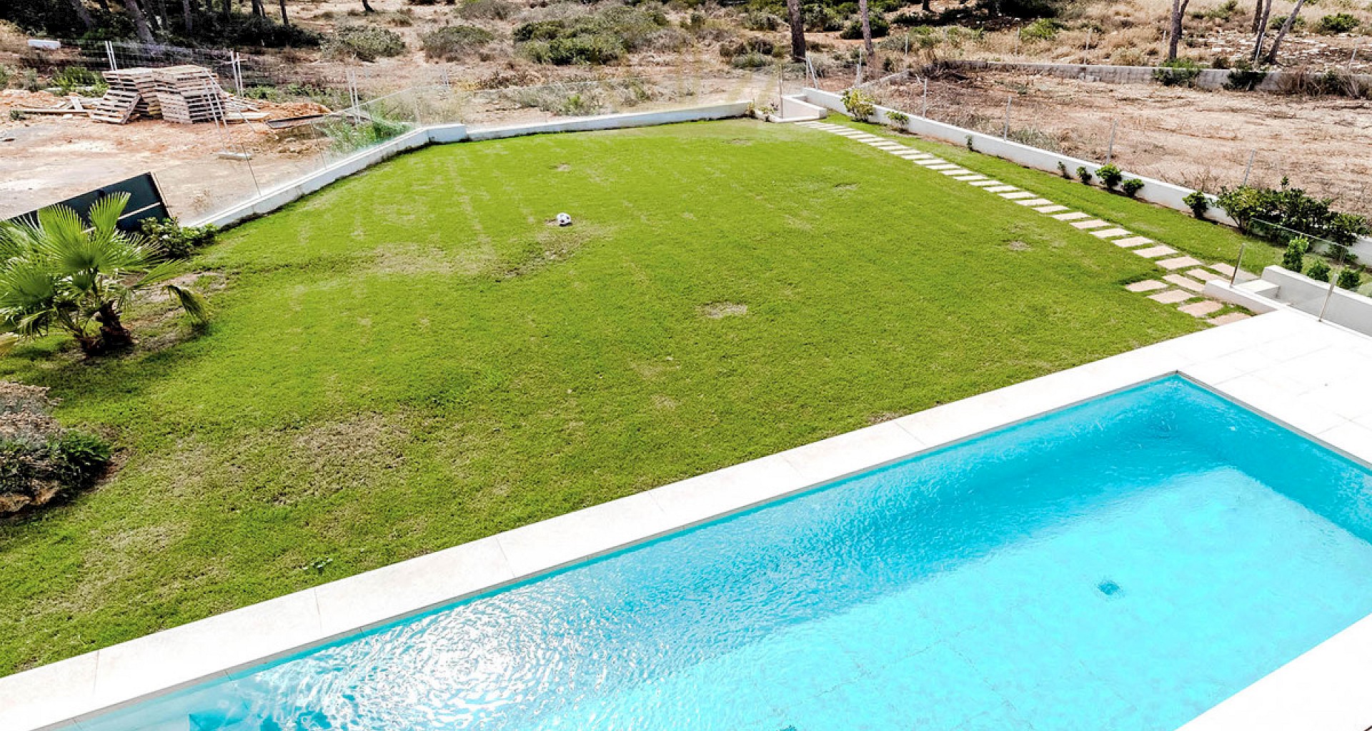KROHN & LUEDEMANN Modern top villa in Puig de Ros with garden and sea views 
