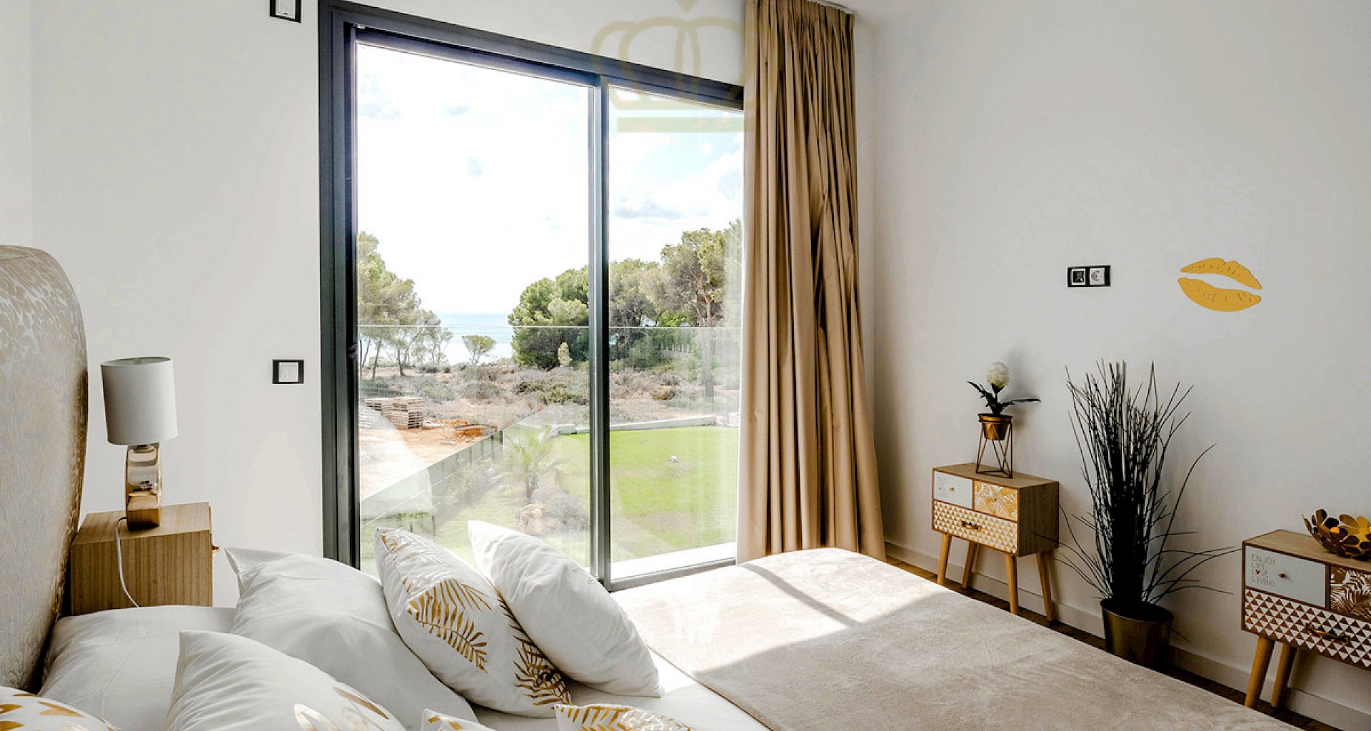 KROHN & LUEDEMANN Modern top villa in Puig de Ros with garden and sea views 