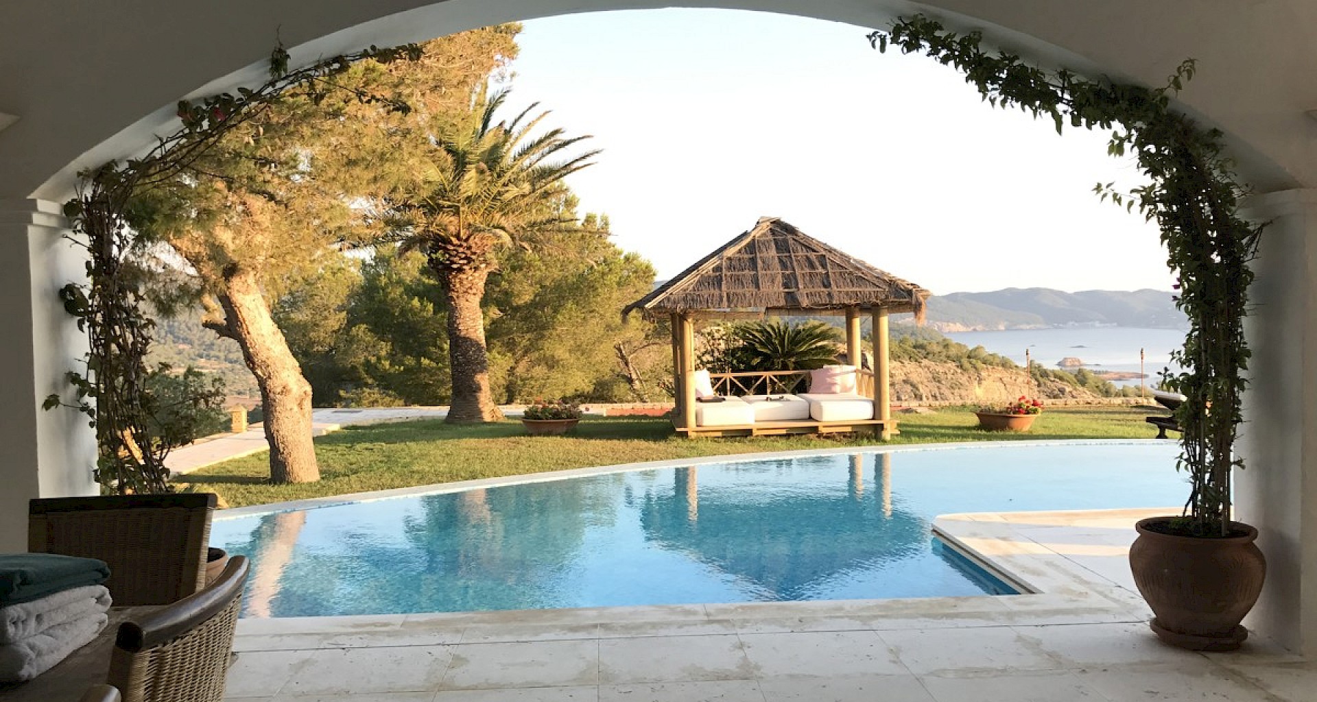 KROHN & LUEDEMANN Propriété unique dans un emplacement de choix à l'est d'Ibiza avec vue sur la mer à 360º. 