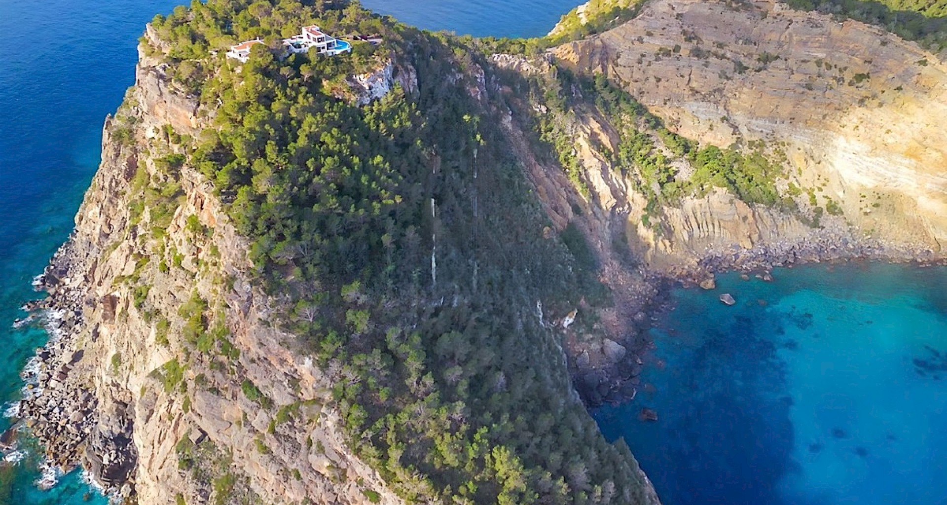 KROHN & LUEDEMANN Propriété unique dans un emplacement de choix à l'est d'Ibiza avec vue sur la mer à 360º. 