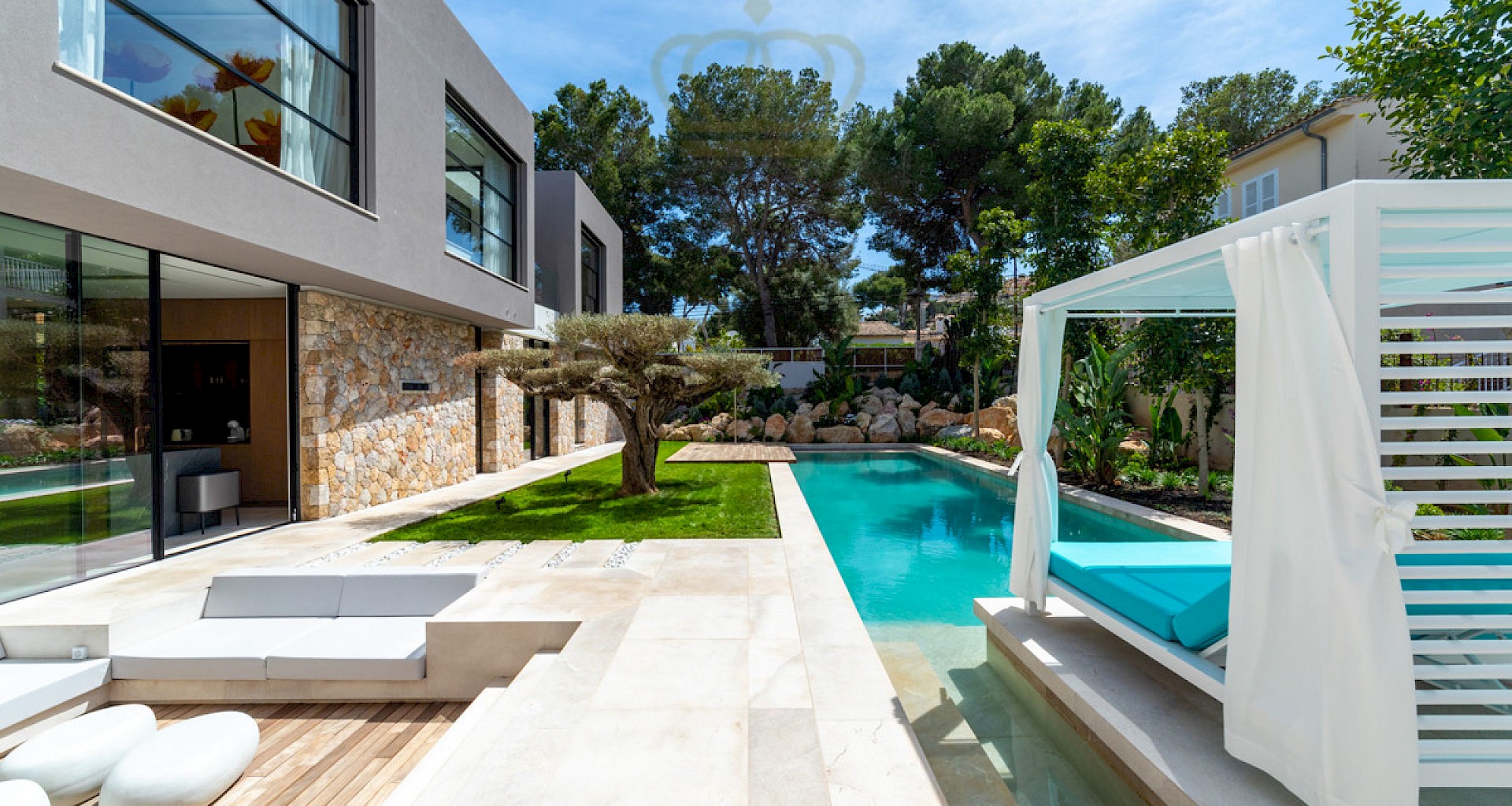 KROHN & LUEDEMANN Sophisticated newly built villa in Santa Ponsa in a central location 