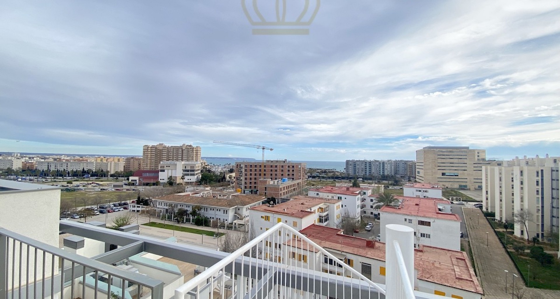 KROHN & LUEDEMANN Ático de obra nueva en Palma con gran terraza y vistas al mar Penthaus in Portixol