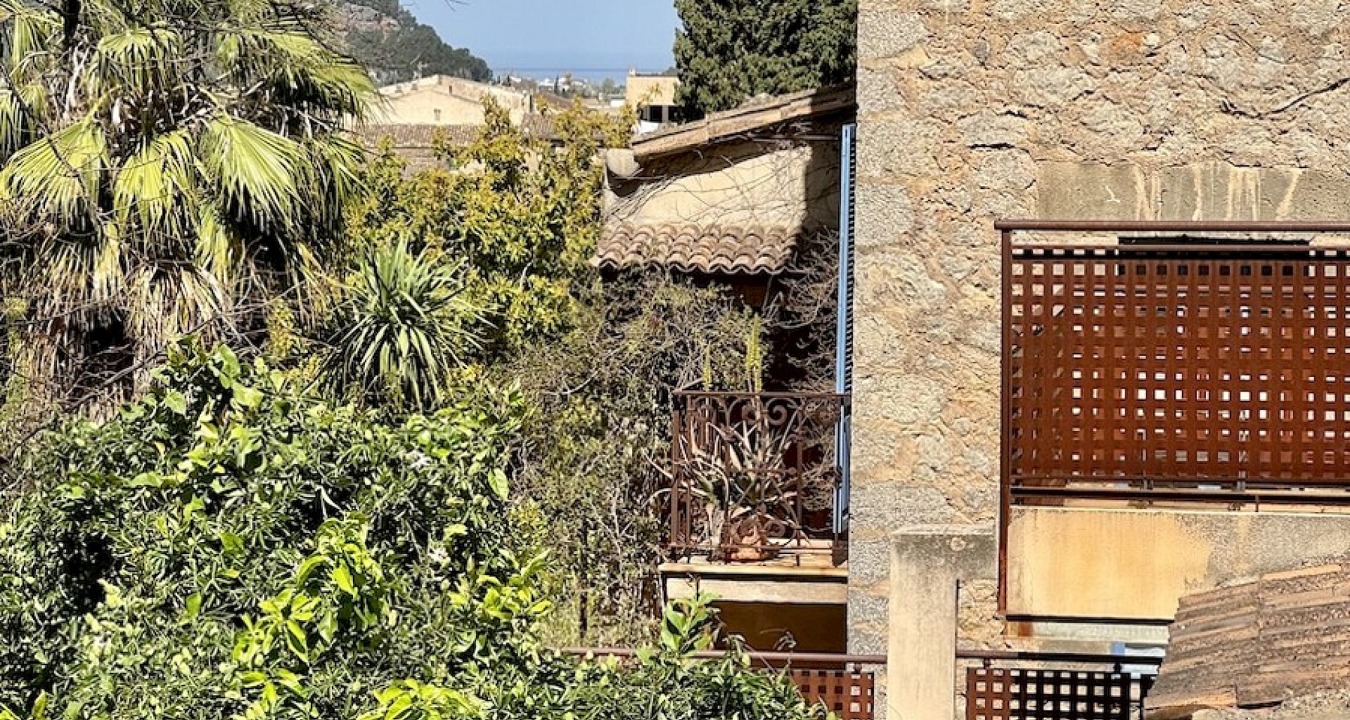 KROHN & LUEDEMANN Beautiful townhouse in Soller suitable for renovation 
