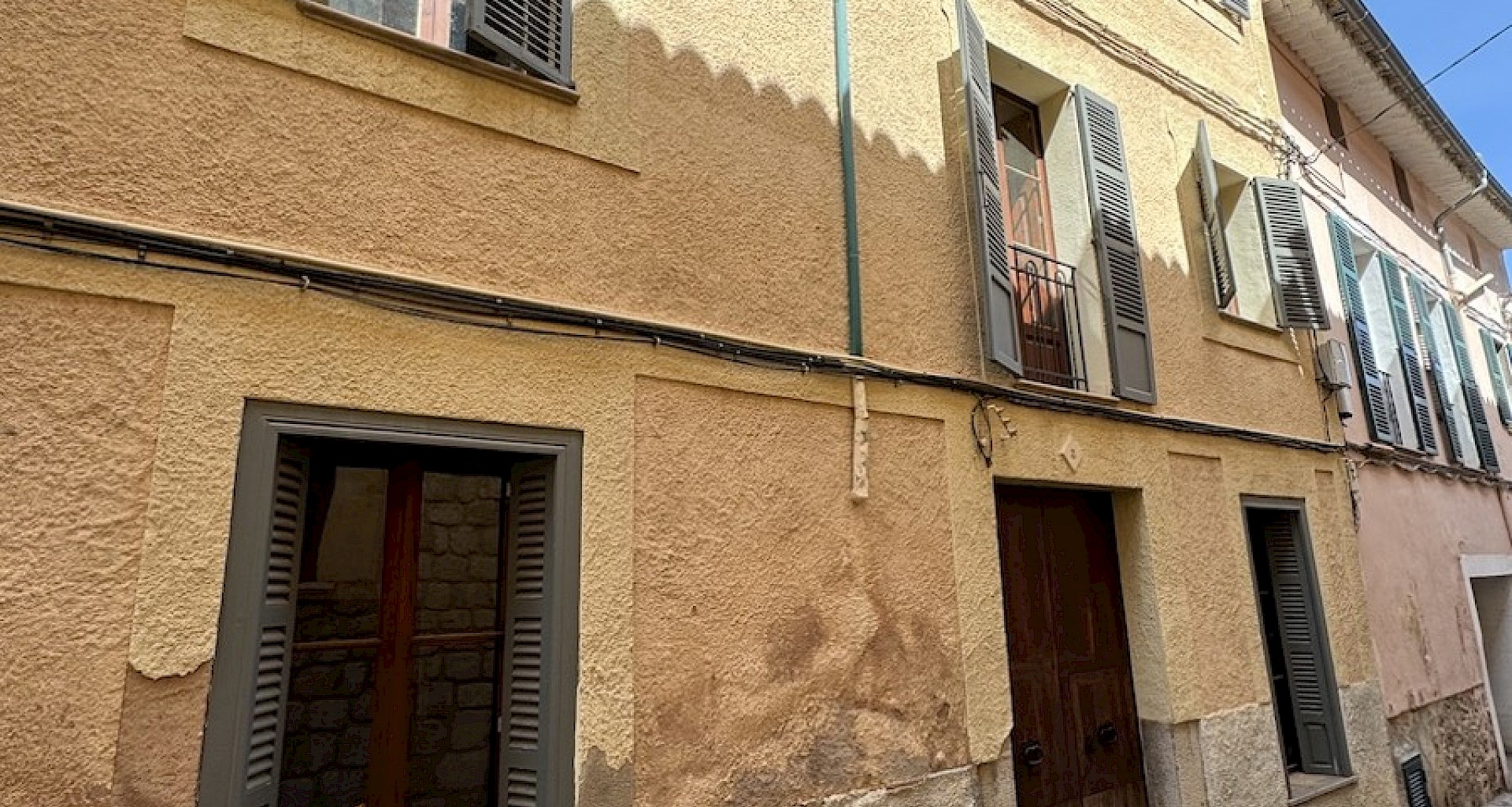 KROHN & LUEDEMANN Beautiful townhouse in Soller suitable for renovation 