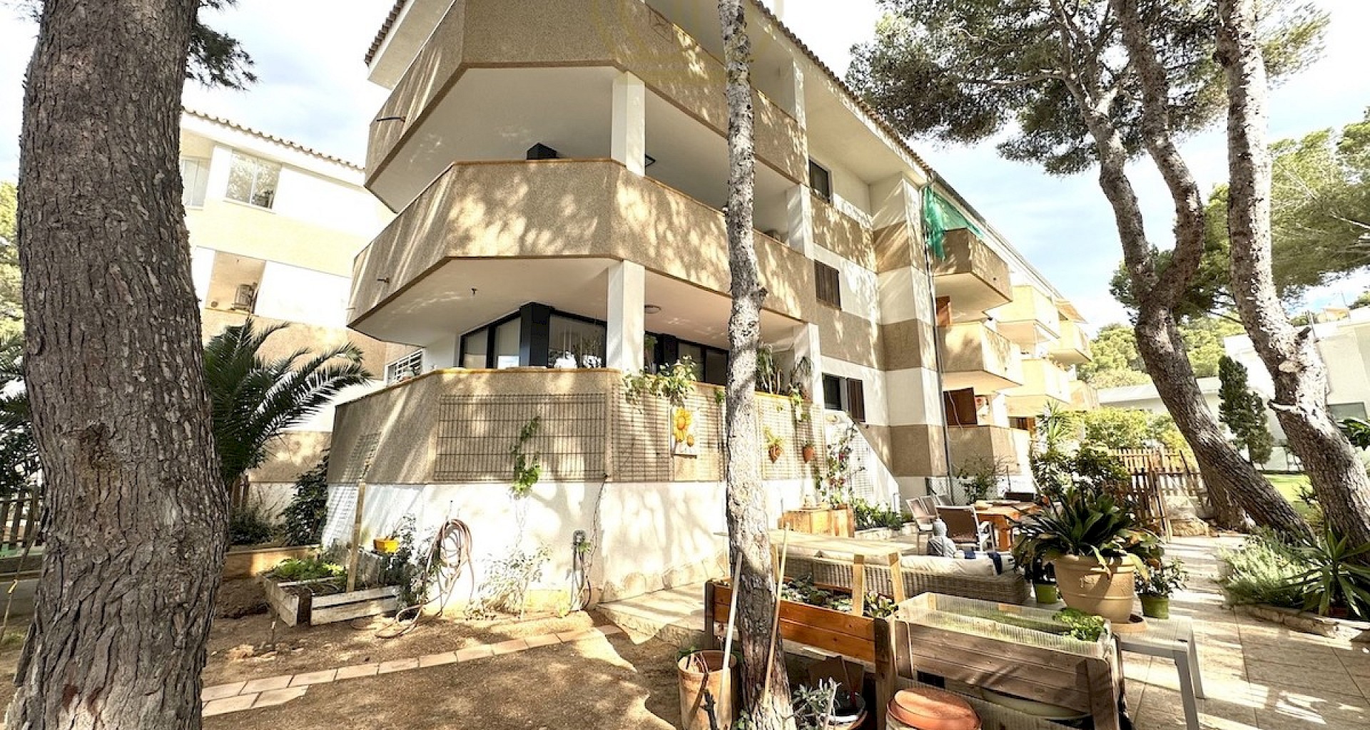 KROHN & LUEDEMANN Appartement rénové de façon moderne à Santa Ponsa avec un grand jardin 