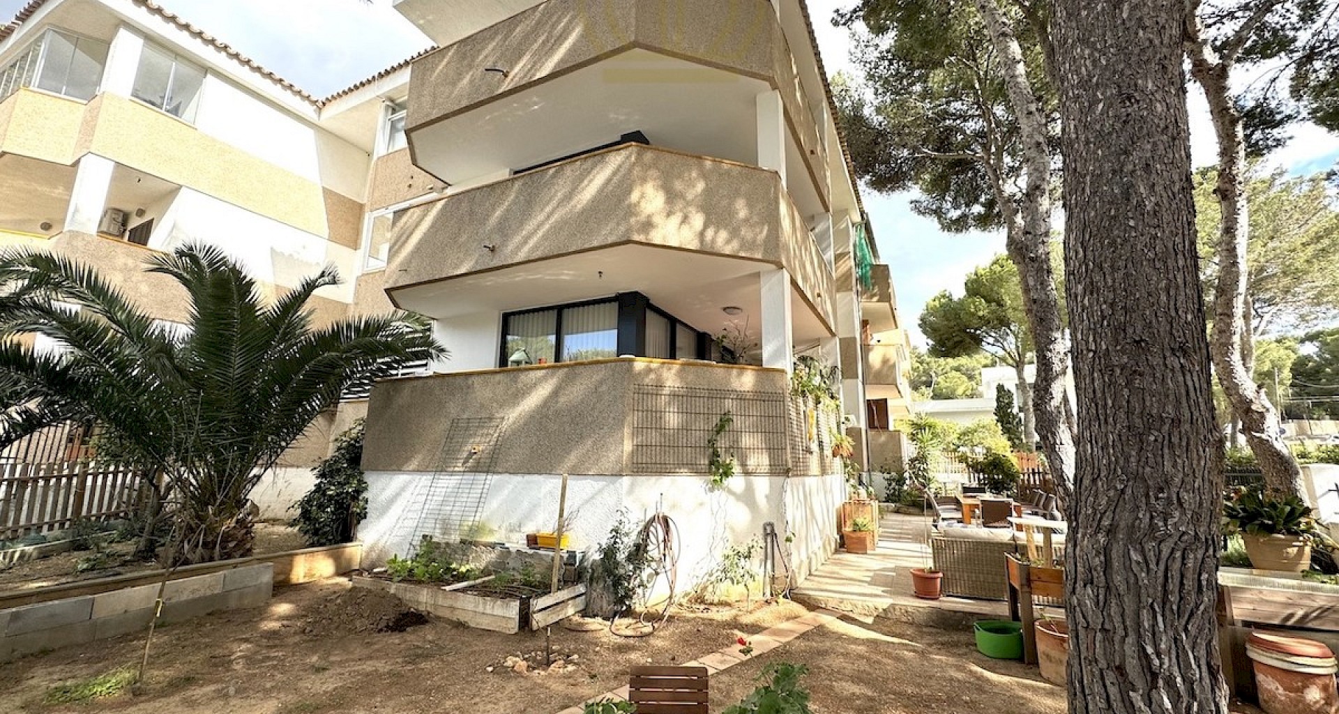 KROHN & LUEDEMANN Modernised Apartment in Santa Ponsa with large garden 