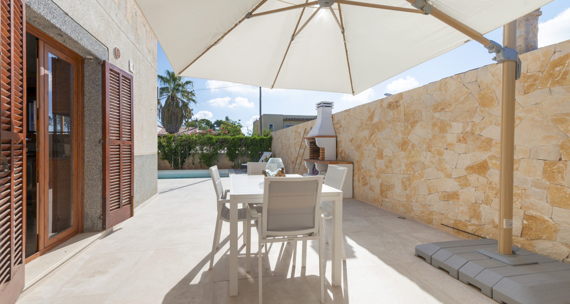 KROHN & LUEDEMANN Semi-detached house with pool for sale in Bahia Blava 